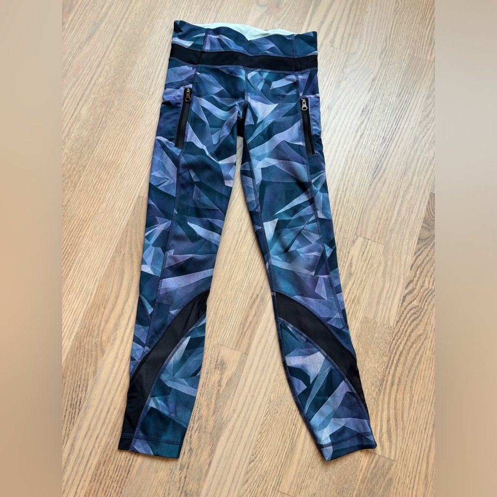 Lululemon size 2 Cropped Abstract Leggings